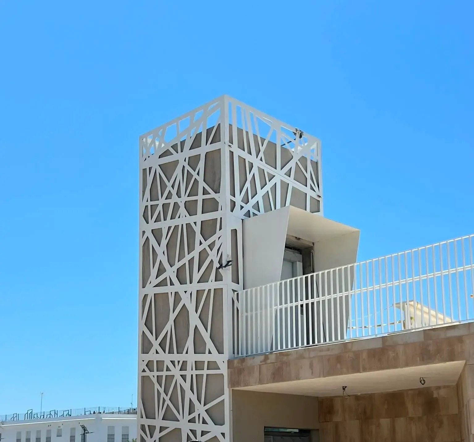 Estructura metálica decorativa y celosía de hierro lacada para fachada de edificio moderno