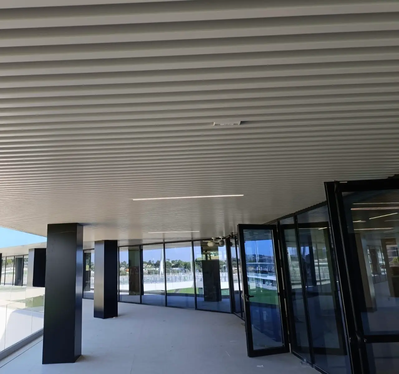 Estructura de techo y perfilería metálica exterior lacada en color blanco para porche y terraza