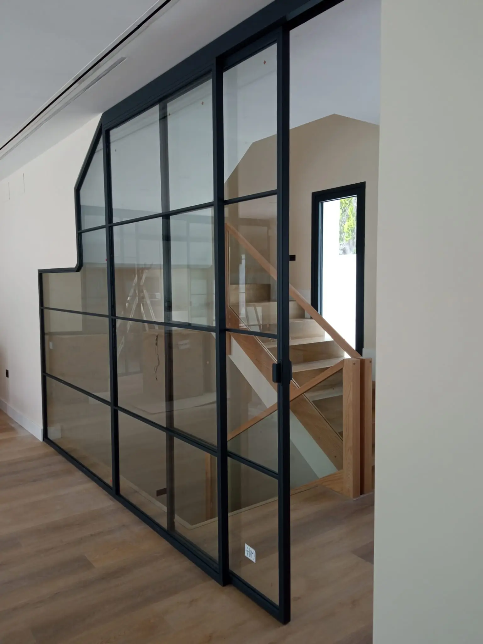 Cerramiento corredero de hierro y cristal lacado al horno para interiores de hogar y oficina