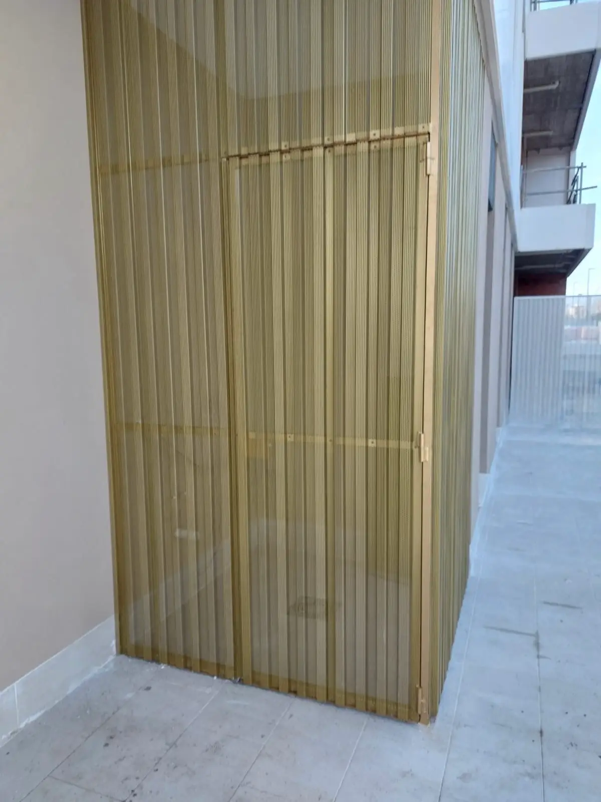 Puerta de hierro de diseño con acabado de pintura polimerizada al horno en color dorado